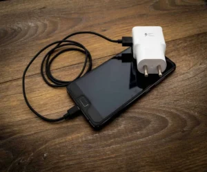 Ghost Touch Hanya Saat Charger Dipasang: Penyebab & Solusi