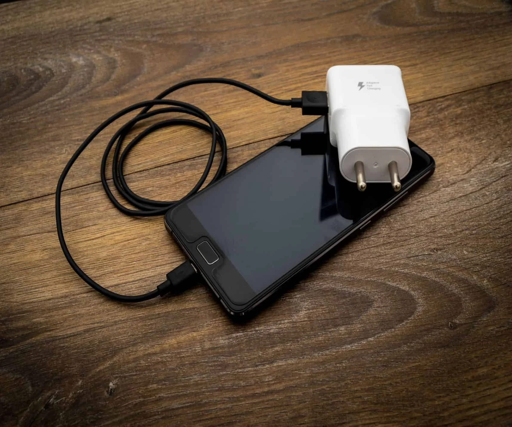 Ghost Touch Hanya Saat Charger Dipasang: Penyebab & Solusi