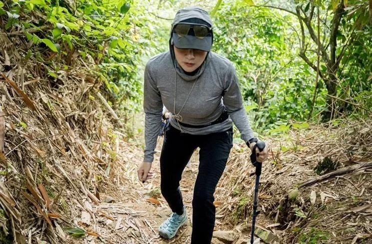 10 Potret Olla Ramlan Saat Hiking ke Curug: Sporty Abis dan Kebersamaan yang Menginspirasi