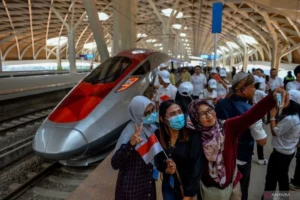 Akses Mudah dan Gratis Takjil! WHOOSH Uji Coba Skybridge Bandung Menyambut Lebaran