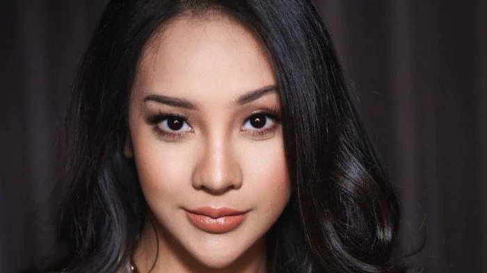 Anya Geraldine Tahan Tangis di Pesawat, Mengungkap Firasat Menyentuh Saat Vidi Aldiano Dipulangkan
