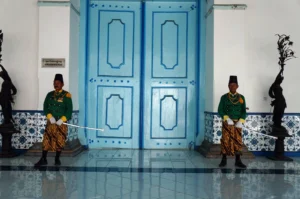 Atap Pintu Gapit Keraton Solo Ambruk: Dari Pengamanan Hingga Akses Warga, Apa Selanjutnya?