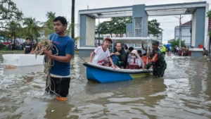 Banjir 1,2 Meter di Cipondoh Tangerang: Ribuan Warga Terendam, Relawan Berjuang dengan Perahu Karet