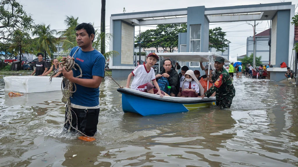 Banjir 1,2 Meter di Cipondoh Tangerang: Ribuan Warga Terendam, Relawan Berjuang dengan Perahu Karet
