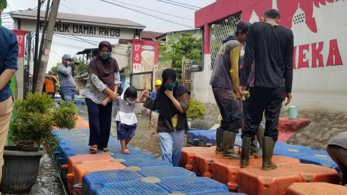 Banjir 2 Meter Rendam Perumahan Periuk Damai, Ribuan Warga Terpaksa Mengungsi ke Masjid