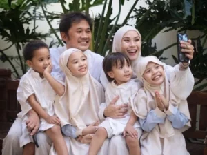 Cara Unik Hanung Bramantyo dan Zaskia Mecca Rayakan Lebaran: Salat Id Bersama Keluarga di Rumah