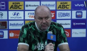 Cedera Otot Jadi Penghambat, Bojan Hodak Ungkap Situasi Sulit Layvin Kurzawa di Persib