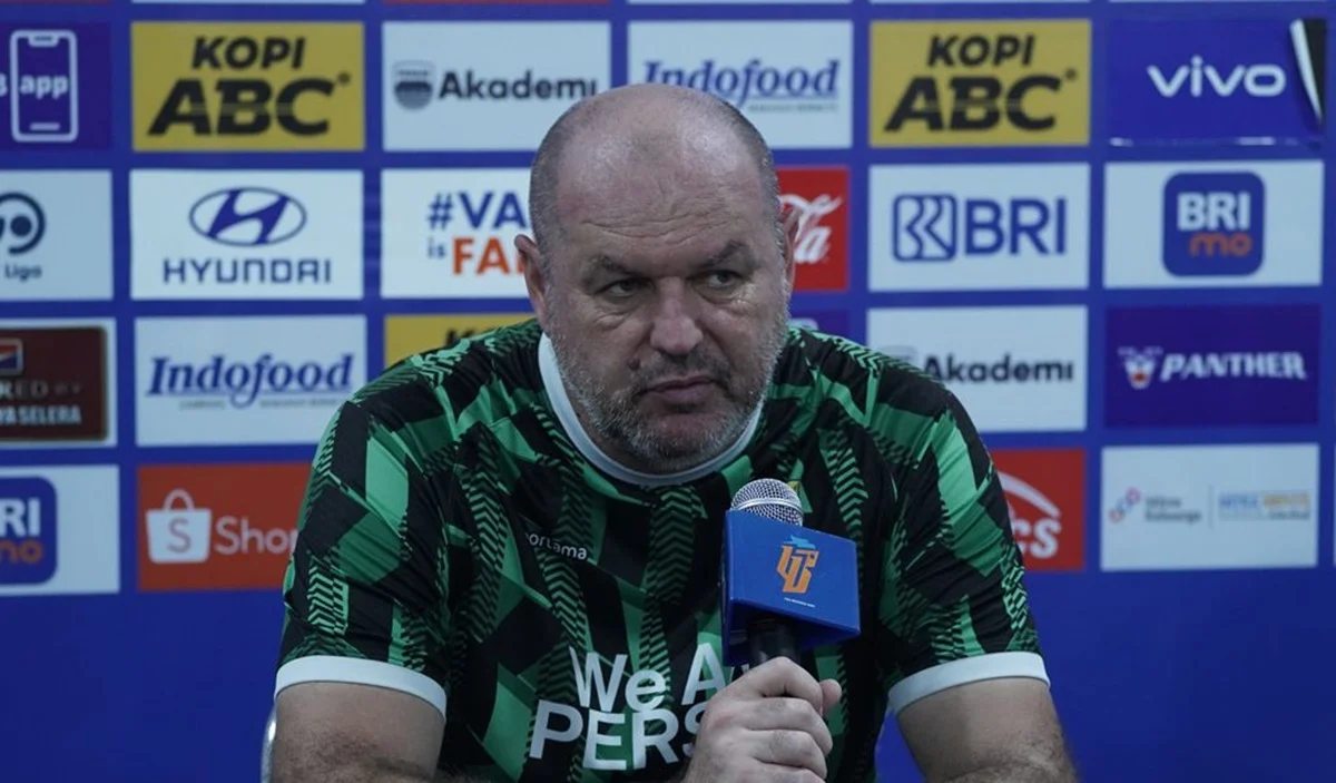 Cedera Otot Jadi Penghambat, Bojan Hodak Ungkap Situasi Sulit Layvin Kurzawa di Persib