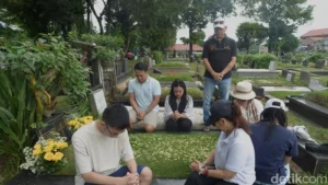 Doa Bersama Vidies di TPU Tanah Kusir, Harry Kiss Janjikan Bakso Buatan Sendiri untuk Mengenang Vidi Aldiano