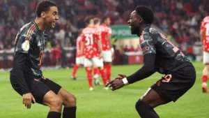 Drama Cedera di Bayern Munich: Davies Menangis, Musiala dan Urbig Tertahan, Sementara Tim U-17 Bangkit Gemilang