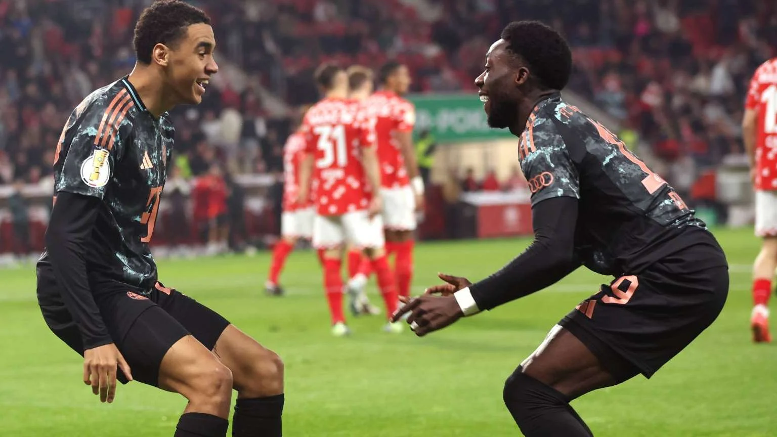 Drama Cedera di Bayern Munich: Davies Menangis, Musiala dan Urbig Tertahan, Sementara Tim U-17 Bangkit Gemilang