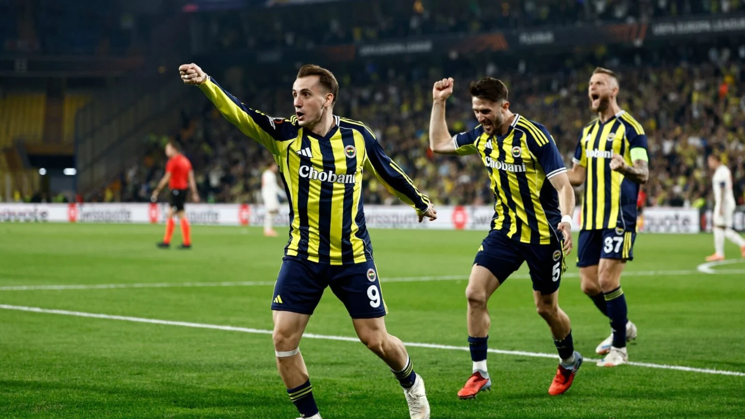 Fenerbahçe Tundukkan Samsunspor, Namun Kontroversi Hakem dan Pemecatan Membara