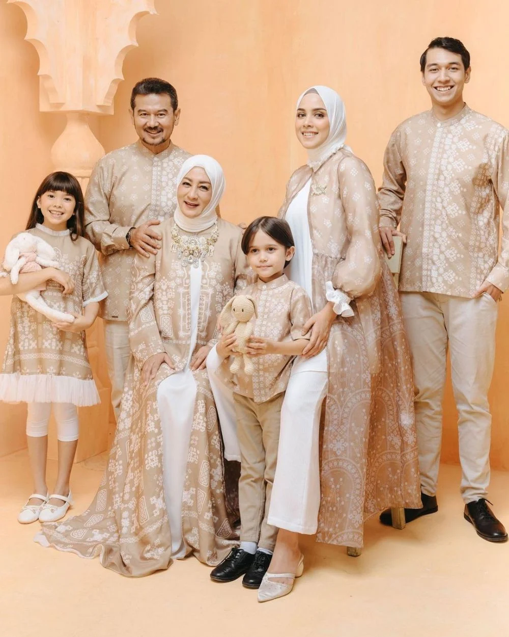 Gaya Lebaran 2026: Inspirasi Keluarga Selebriti dengan Busana Versatile UNIQLO dan Tren Hijab Motif