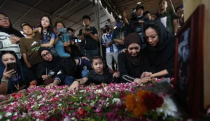 Isak Tangis Keluarga, Kerabat, dan Artis Besar Mengiringi Pemakaman Vidi Aldiano: Bunga Berlimpah, Doa Mengalir