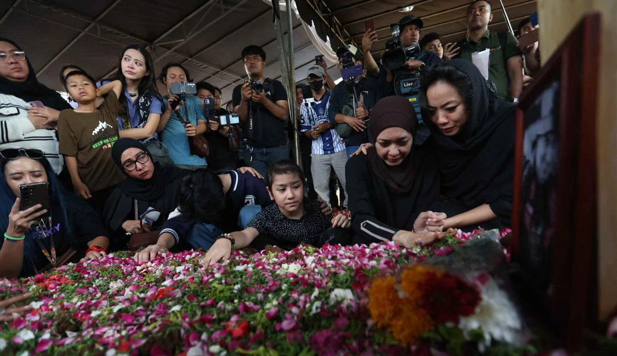 Isak Tangis Keluarga, Kerabat, dan Artis Besar Mengiringi Pemakaman Vidi Aldiano: Bunga Berlimpah, Doa Mengalir