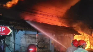 Kebakaran Hebat di Cakung: 3 Rumah dan Kios Barang Bekas Hangus, 15 Unit Damkar Beraksi, 31 Warga Mengungsi