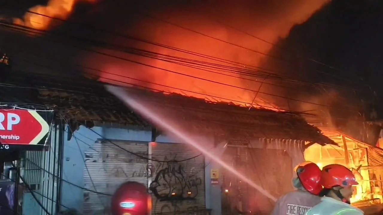 Kebakaran Hebat di Cakung: 3 Rumah dan Kios Barang Bekas Hangus, 15 Unit Damkar Beraksi, 31 Warga Mengungsi