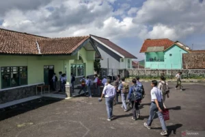 Keluarga Korban Tawuran SMAN 5 Bandung Desak Aktivasi Kembali Program Barak Militer, Sementara Gubernur dan Menteri Tekankan Pengawasan Anak