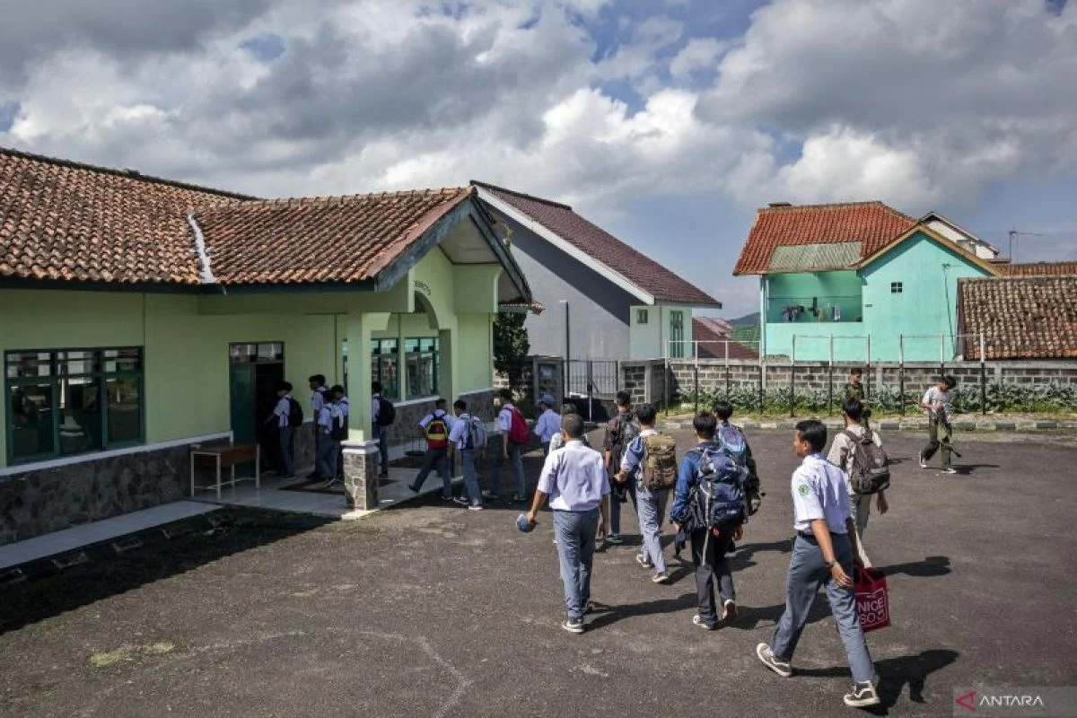 Keluarga Korban Tawuran SMAN 5 Bandung Desak Aktivasi Kembali Program Barak Militer, Sementara Gubernur dan Menteri Tekankan Pengawasan Anak