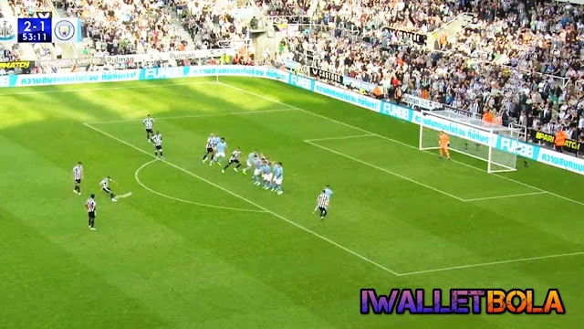 Kieran Trippier Bawa Newcastle Kembali ke Puncak: Dari Tendangan Bebas hingga Impian Liga Champions