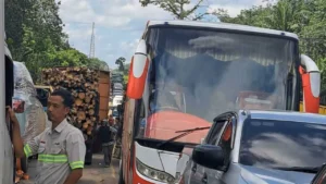 Macet Horor 3 Hari di Jalintim Palembang-Jambi: Pemudik Kelaparan, Haus, dan Terpaksa Istirahat di Masjid