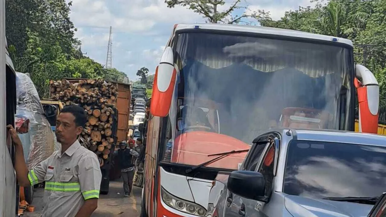 Macet Horor 3 Hari di Jalintim Palembang-Jambi: Pemudik Kelaparan, Haus, dan Terpaksa Istirahat di Masjid