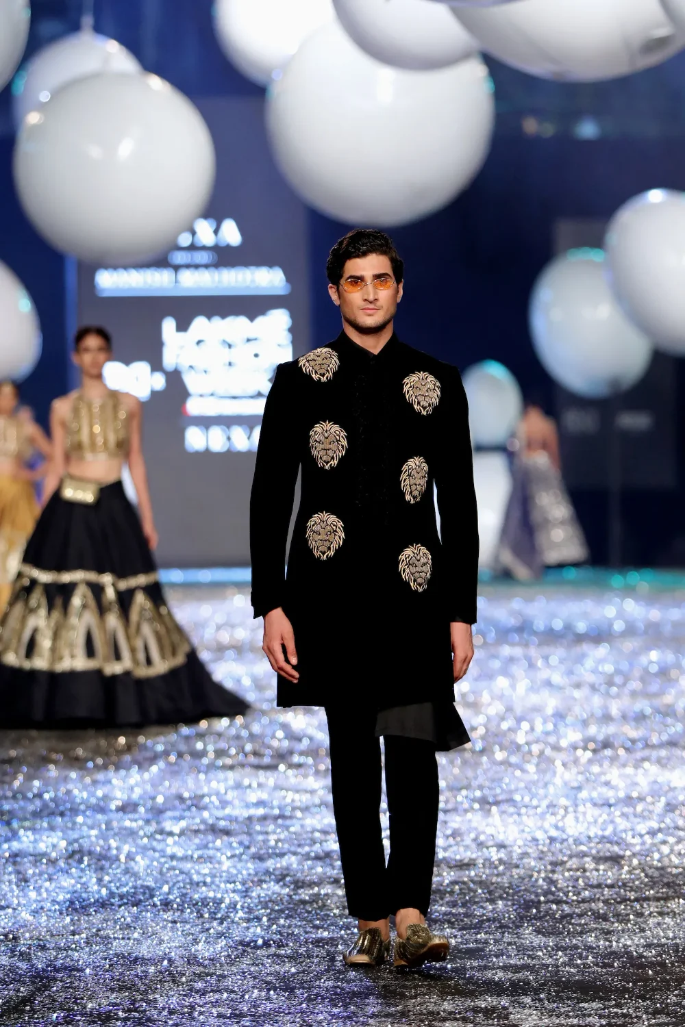 Manish Malhotra Guncang Lakme Fashion Week: Desain Ikonik dan Kolaborasi Global yang Memukau