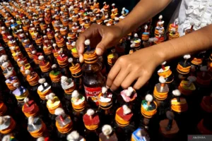 Meneruskan Cahaya Warisan: Titin Dama Bangkitkan Bisnis Lampu Botol Tumbilotohe Gorontalo