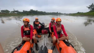 Misteri Hanyutnya Pemuda di Sungai Cilamajang: Eko Suhari Hilang Saat Perbaikan Pipa Air Tasikmalaya