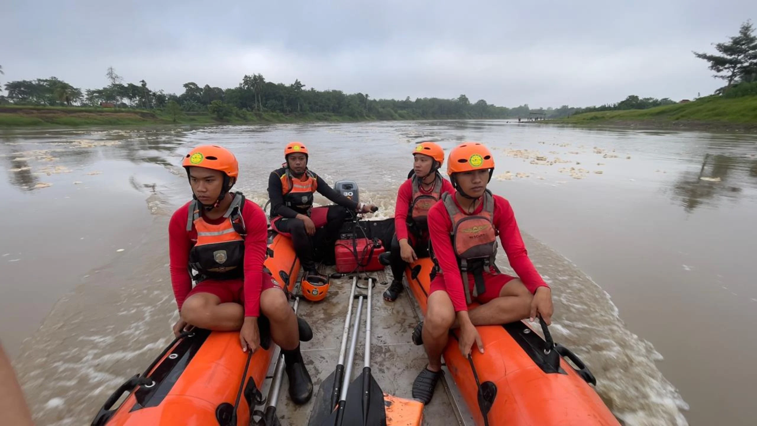 Misteri Hanyutnya Pemuda di Sungai Cilamajang: Eko Suhari Hilang Saat Perbaikan Pipa Air Tasikmalaya