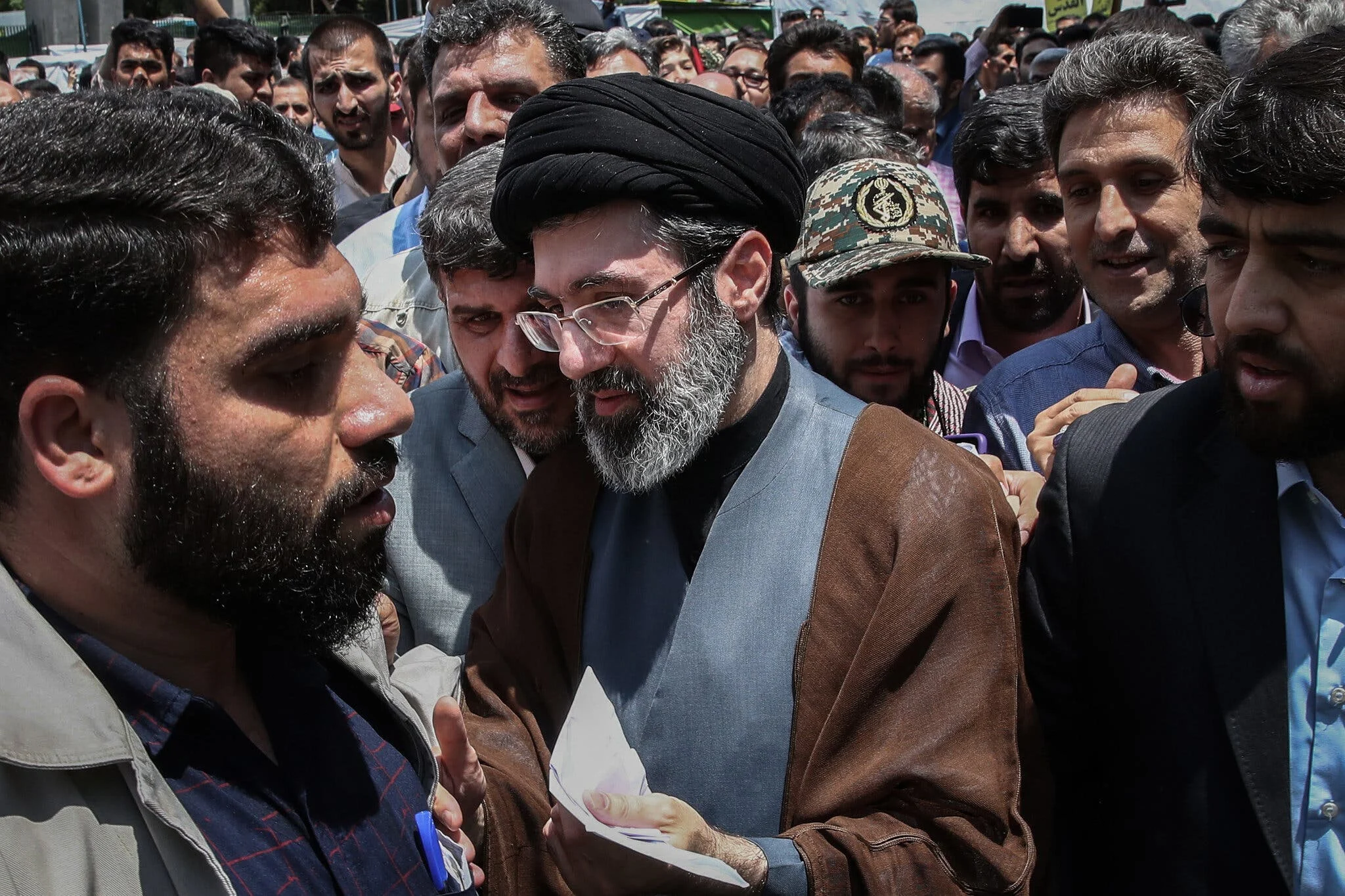 Mojtaba Khamenei Resmi Gantikan Ayahnya sebagai Pemimpin Tertinggi Iran: Mengungkap Proses, Tantangan, dan Harapan Baru