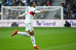 Paris FC Tahan Red Card, Menang 3-2 atas Le Havre dan Melangkah Jauh dalam Perebutan Bertahan