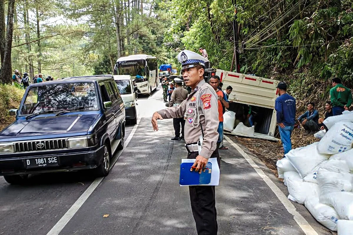 Pemotor Tak Konsentrasi, Truk Wing Box Menimpa Penumpang Wanita di Jalan Raya Sukabumi‑Bogor, Korban Meninggal