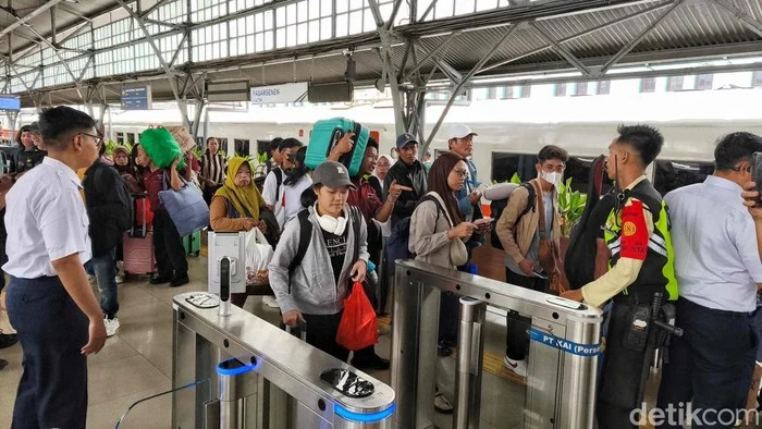 Pemudik Panas di Stasiun Senen: Ribuan Penumpang Lawan Terik Jakarta Menjelang Lebaran