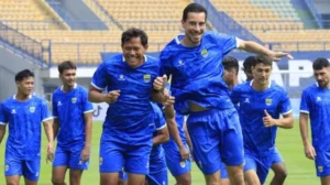 Persib Bandung Usung Tiga Poin di GBLA: Thom Haye Pimpin Serangan, Bojan Hodak Siapkan Faktor X Lawan Persik Kediri