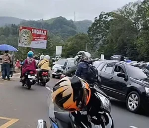 Puncak Bogor Bergolak: Kemacetan, One‑Way, Penjualan Oleh‑Oleh Meroket, dan Kecelakaan Fatal di Hari Libur Lebaran