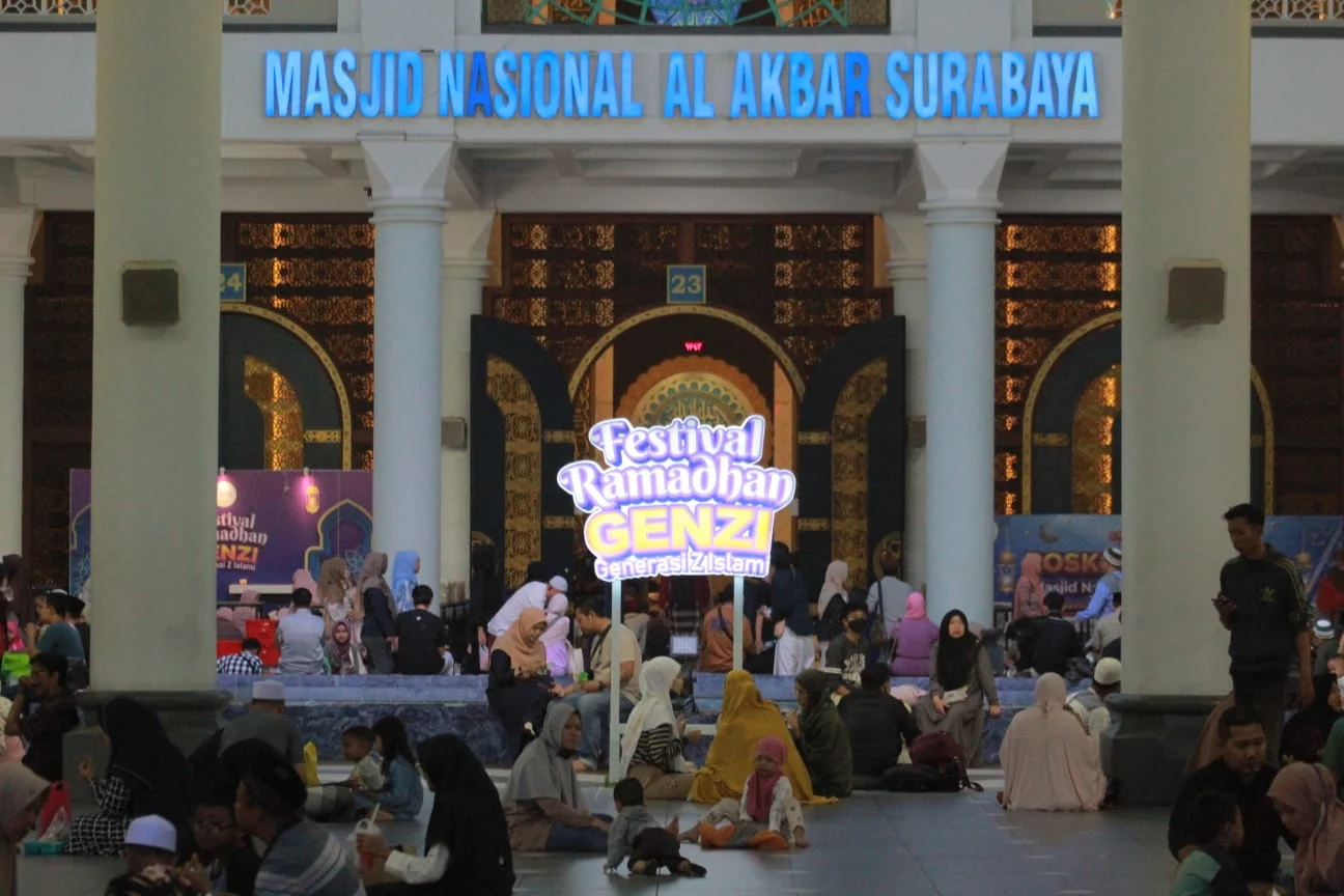Ramadan Adem di Masjid Al‑Akbar Surabaya: Gus Rifqil Ingatkan Bahaya Riya di Tengah Media Sosial