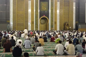 Ratusan Jamaah Ramadhan di Masjid Al Akbar Surabaya, Gus Rifqil Peringatkan Bahaya Riya