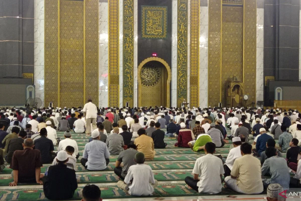 Ratusan Jamaah Ramadhan di Masjid Al Akbar Surabaya, Gus Rifqil Peringatkan Bahaya Riya