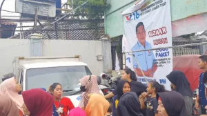 Ribuan Warga Monas Serbu Bazar Rakyat, Paket Sembako Berisi Beras, Ayam, dan Gamis Membuat Geger