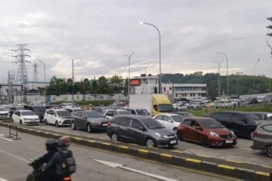 Ribuan Wisatawan Tersandung Macet Mengular di Exit Tol Bocimi, Polisi Terapkan One‑Way untuk Redakan Lalu Lintas