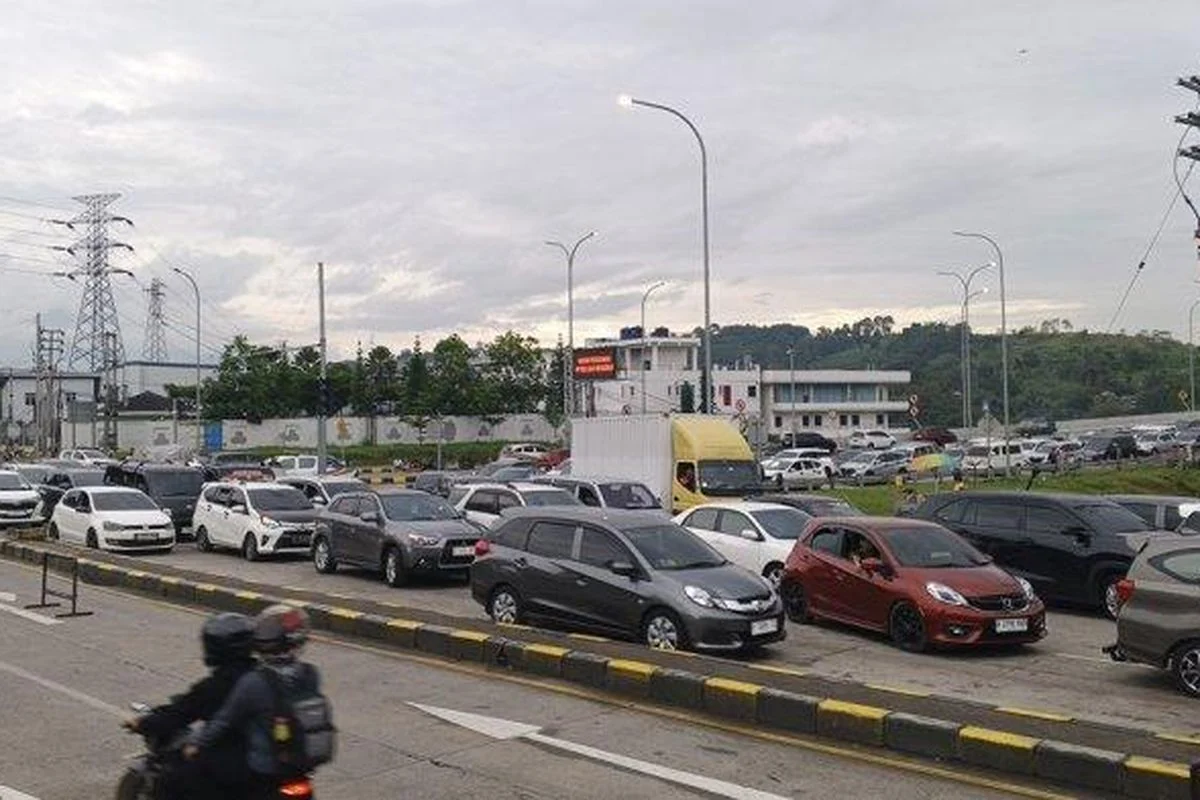 Ribuan Wisatawan Tersandung Macet Mengular di Exit Tol Bocimi, Polisi Terapkan One‑Way untuk Redakan Lalu Lintas