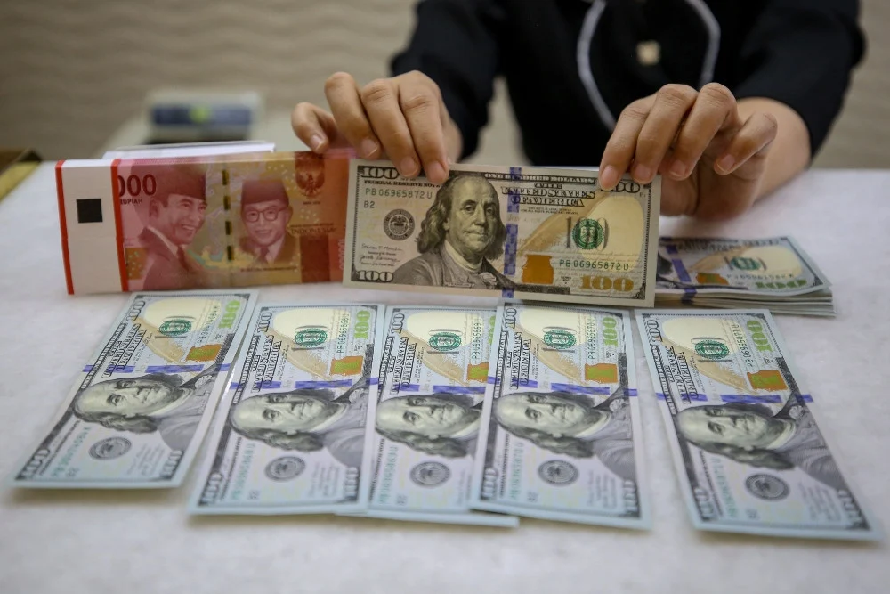 Rupiah Diprediksi Volatil di Pekan Depan, Siap Tembus Rp17.000 per Dolar?
