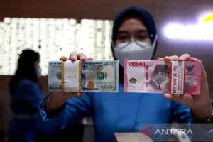 Rupiah Tertekan, Dolar AS Menguat: Risiko Pelemahan hingga Rp17.100 per USD di Tengah Ketegangan Timur Tengah