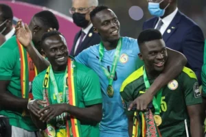 Senegal Pamer Trofi AFCON di Stade de France, Kalahkan Peru 2-0 dalam Kontroversi Besar