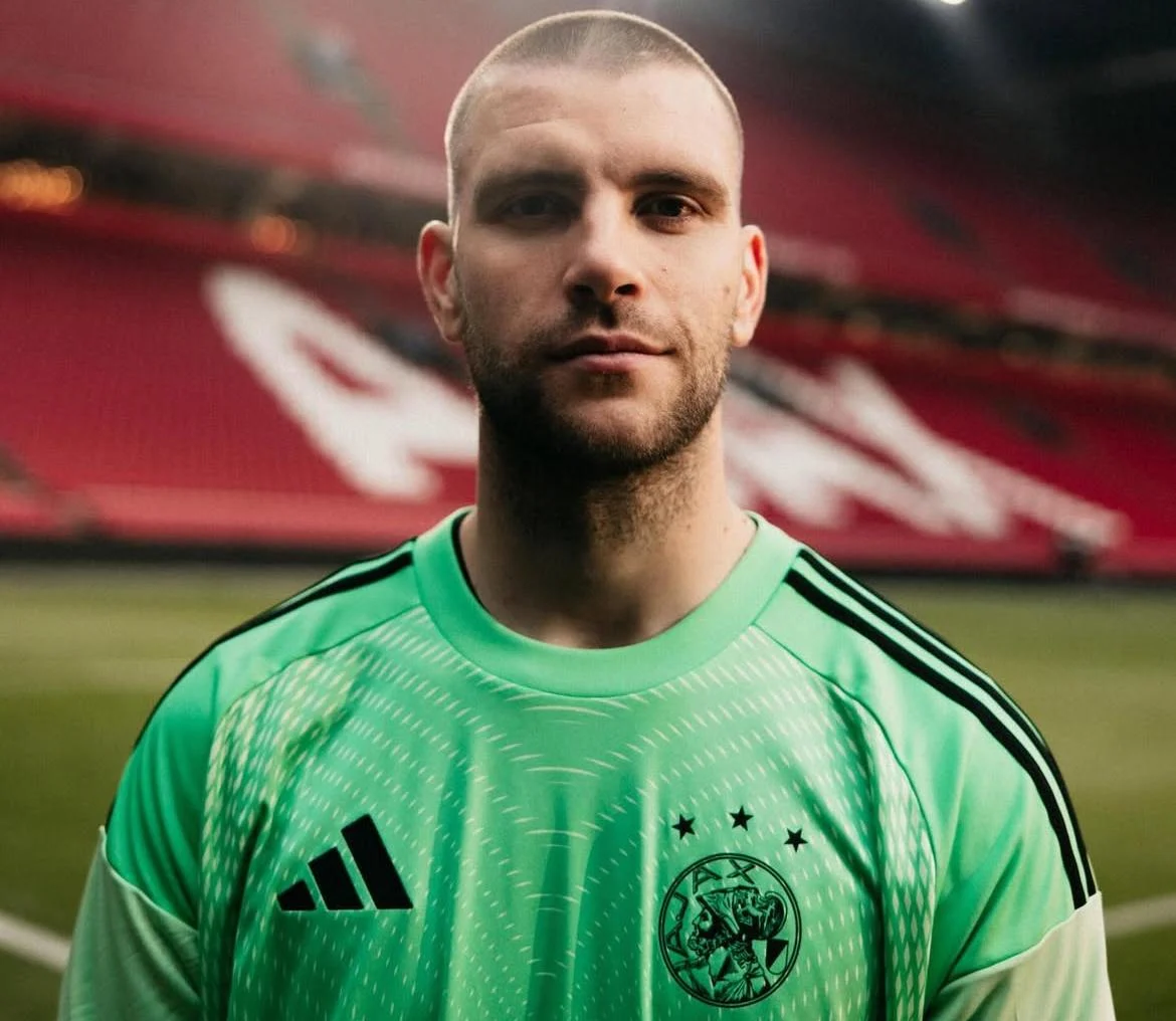 Thom Haye Bangga, Kiper Timnas Indonesia Maarten Paes Resmi Bergabung Ajax di Musim Eredivisie 2025/2026