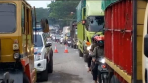 Truk Sumbu 3 Masih Bandel di Tol Cipali: Pengawasan Ketat, Dilema Sopir, dan Ancaman Kelancaran Mudik 2026