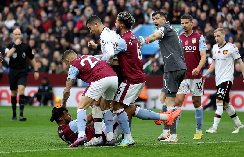 Tyrone Mings: Pilar Pertahanan Aston Villa yang Menjadi Sorotan di Laga Kemenangan Manchester United 3-1