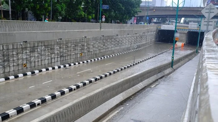 Underpass Mampang Terendam Banjir, Kendaraan Terhenti di Jalan Raya Jakarta
