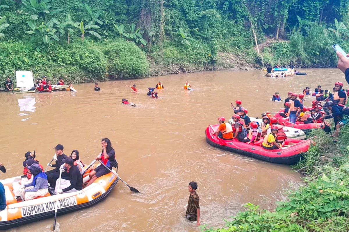 Aksi Berani Siswa Medan Menyeberangi Sungai Deli lewat Pipa Air, Video Ini Bikin Geger Internet